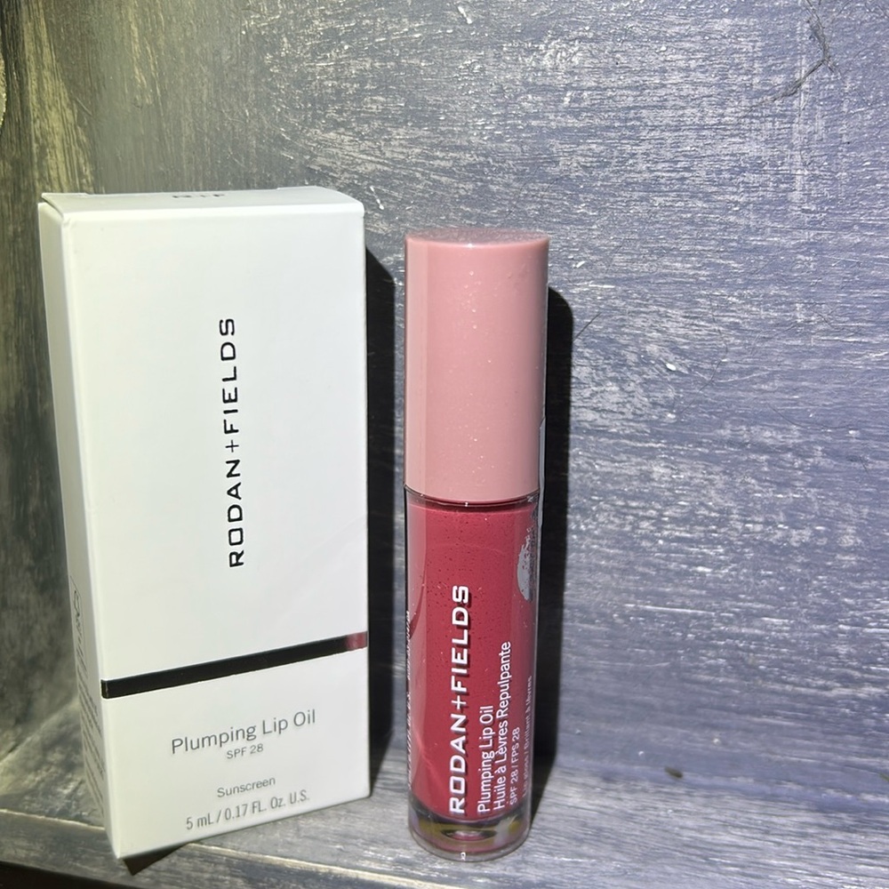 R+F plumping lip oil in Berry